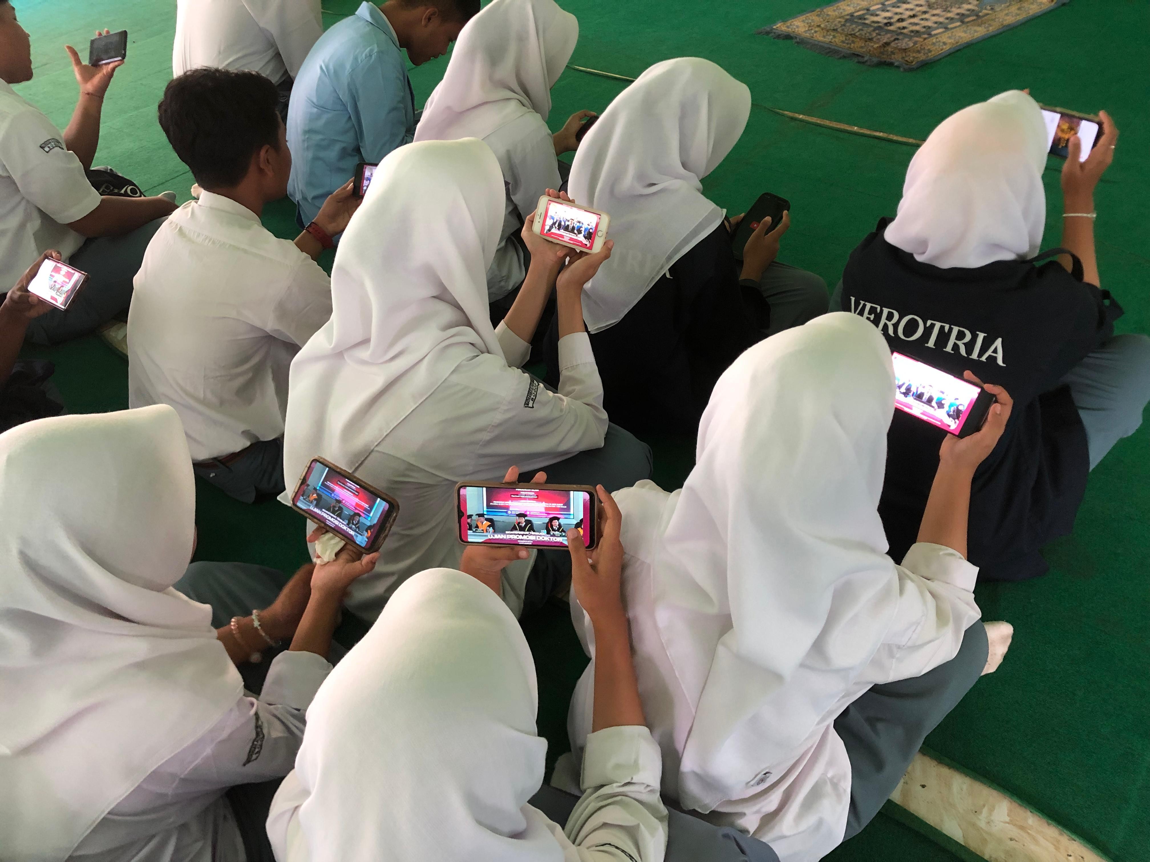Siswa MAN 5 Bogor Hadiri Sidang Senat Terbuka Ujian Promosi Doktor Aang Mahyani, Alumni MAN 5 Bogor