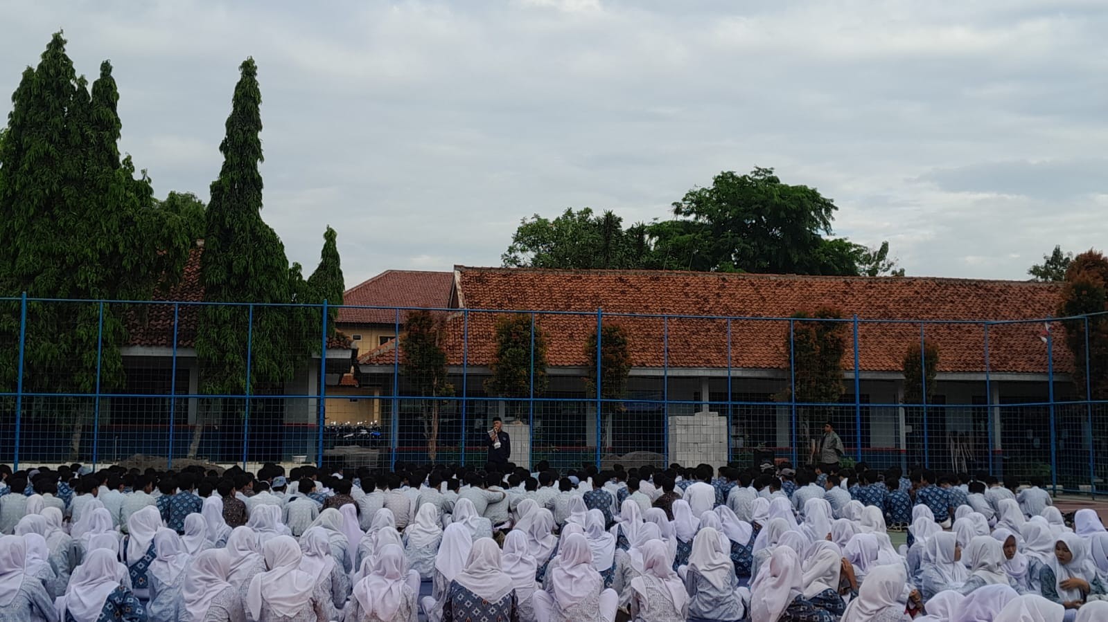 Penyampaian Informasi Kegiatan Akademik: Pekan P5RA oleh Waka Kurikulum Usai Pembiasaan Pagi di MAN 