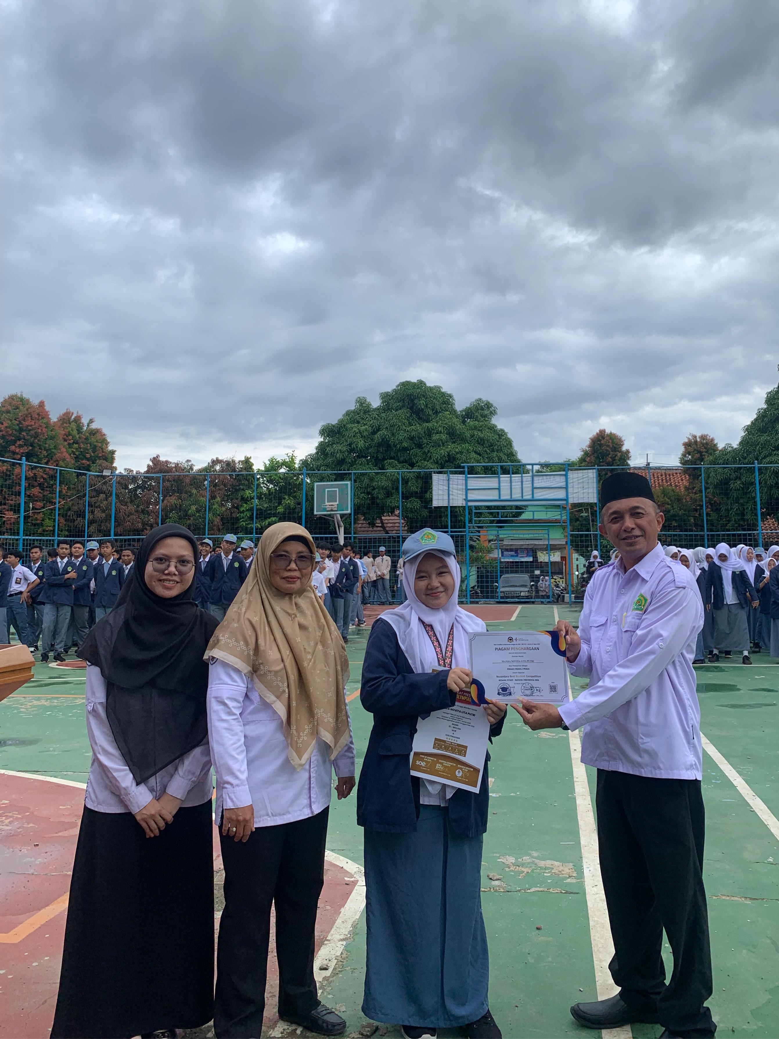 Apresiasi untuk Siswa Berprestasi Akademik: Manda Novita Lita Putri Raih Dua Medali