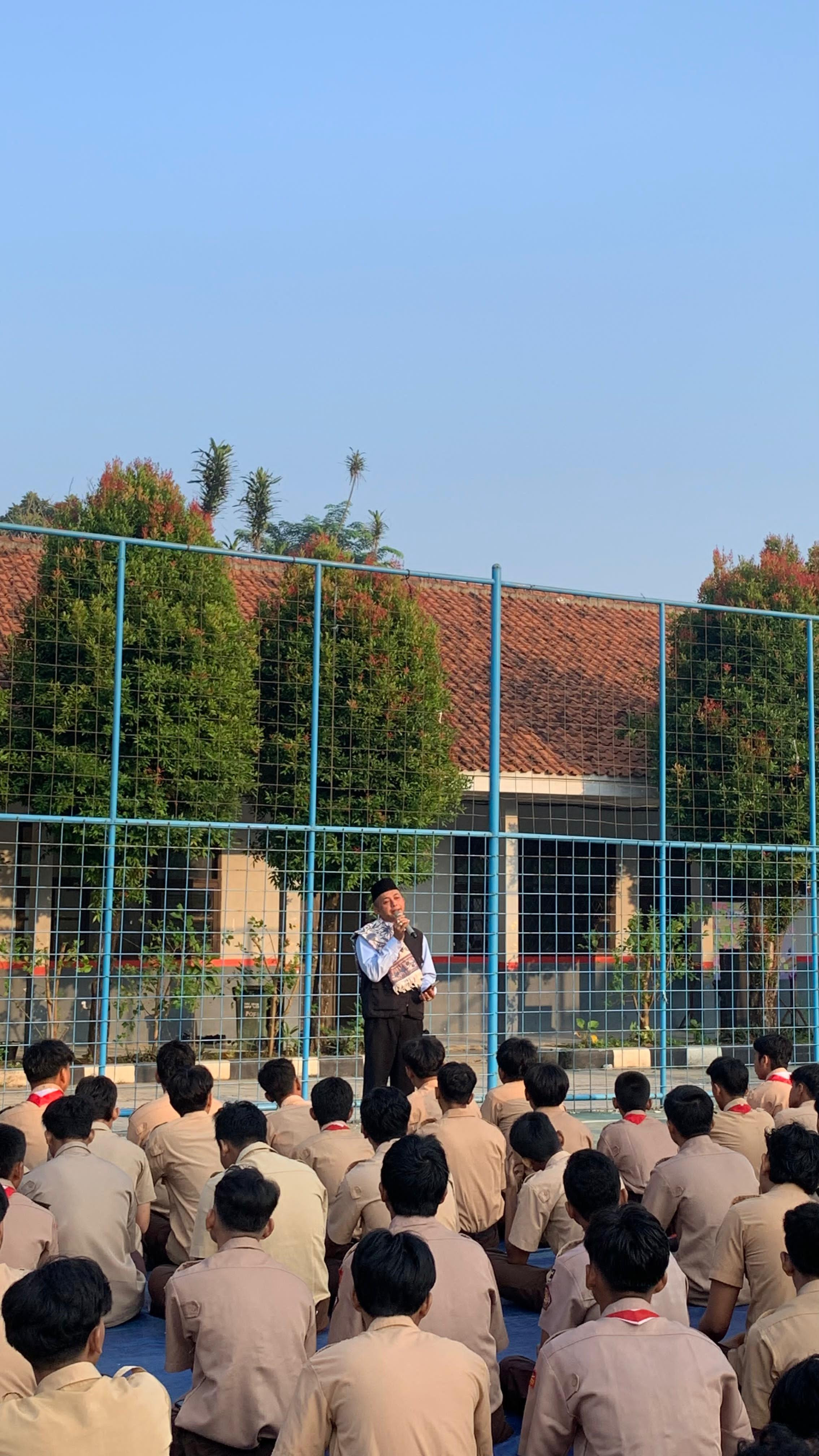 Pengumuman Guru Wali oleh Waka Kurikulum Usai Pembiasaan Pagi di MAN 5 Bogor