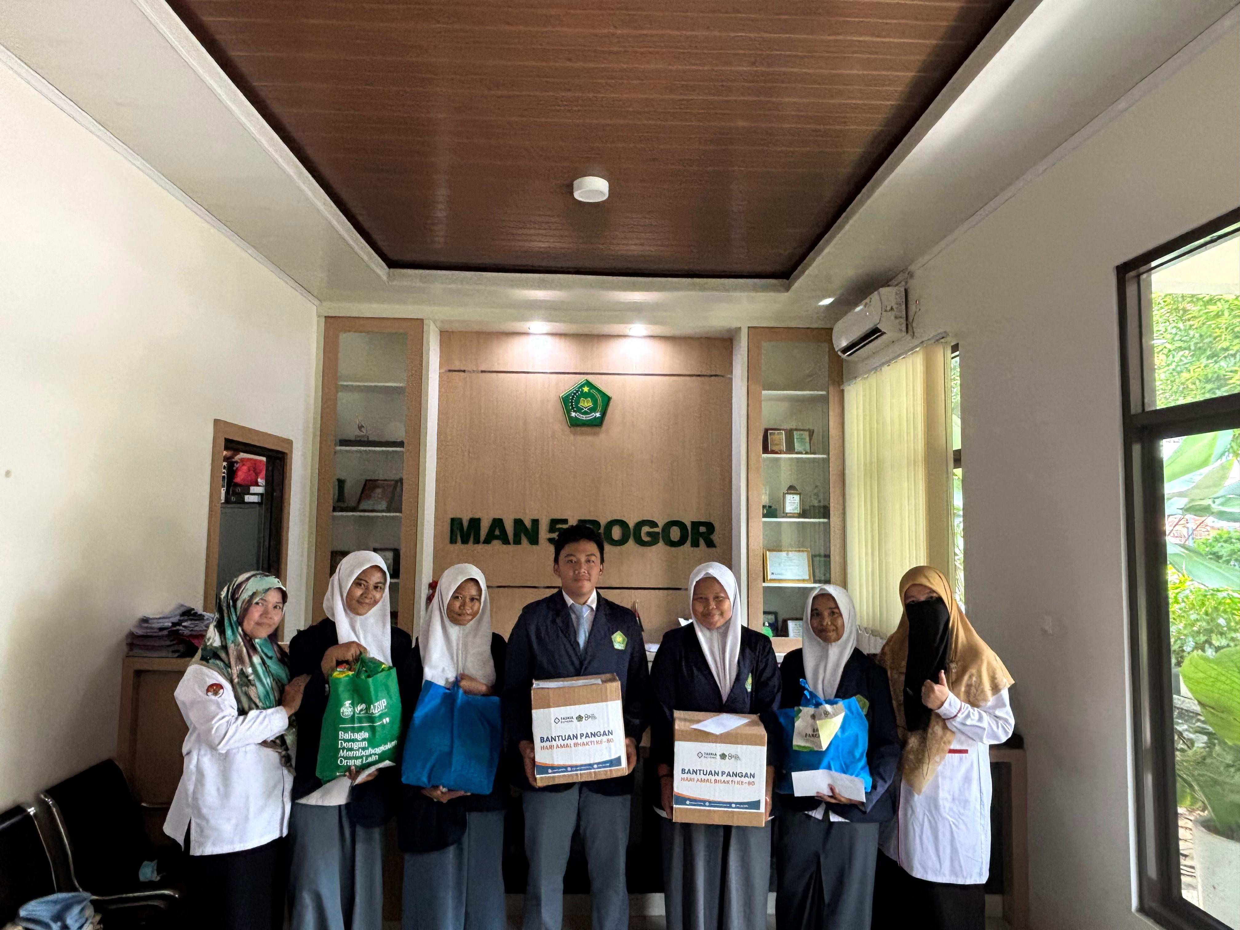MAN 5 Bogor Salurkan Bantuan Pangan HAB ke-80 Kemenag RI kepada Lima Siswa
