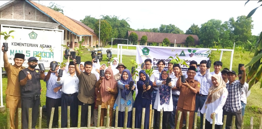 PENANAMAN POHON SERENTAK DI 500 TITIK MADRASAH, SEKOLAH DAN PESANTREN SE-JAWA BARAT