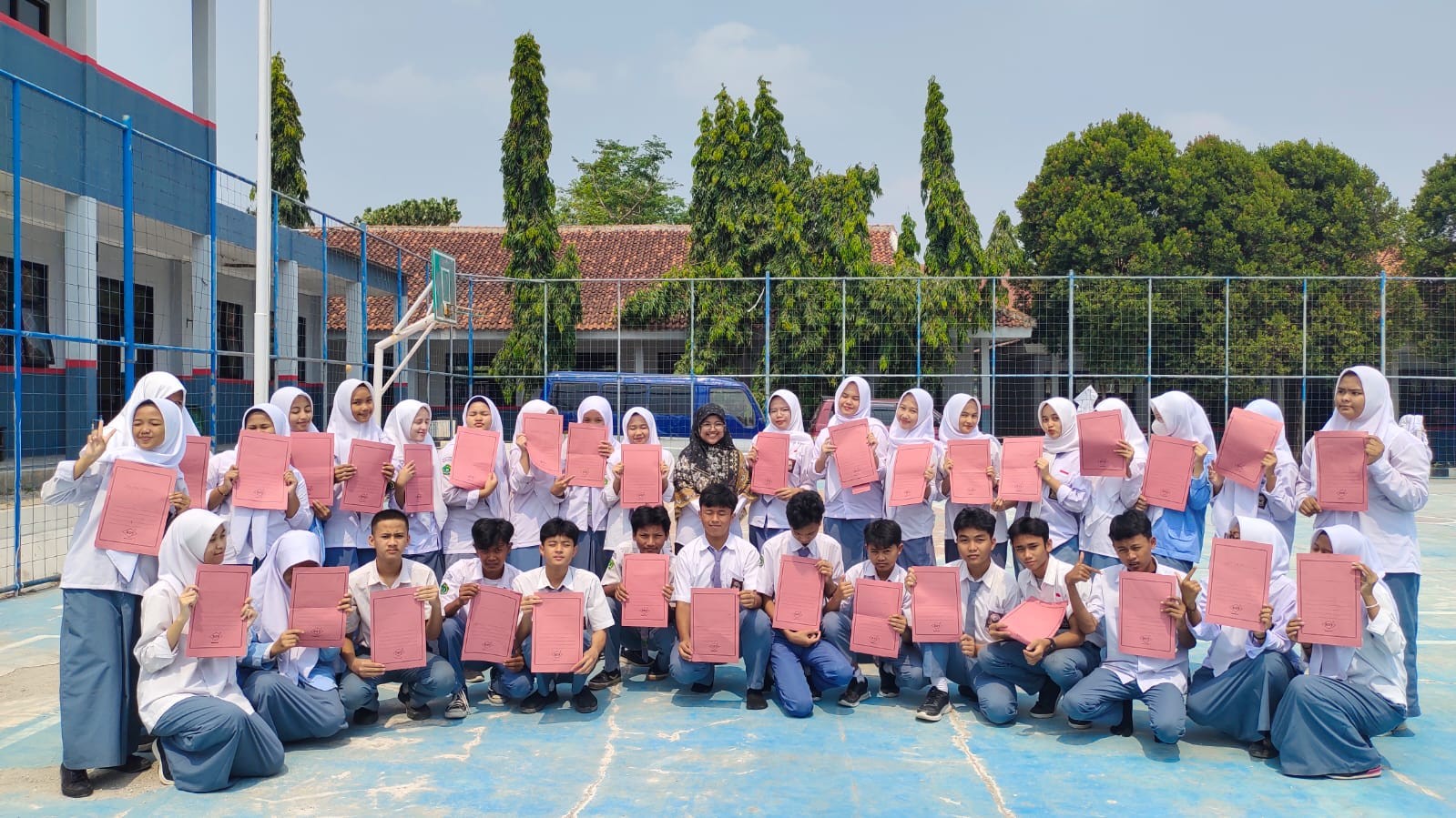 Pembagian Raport Hasil Pekan Ulangan