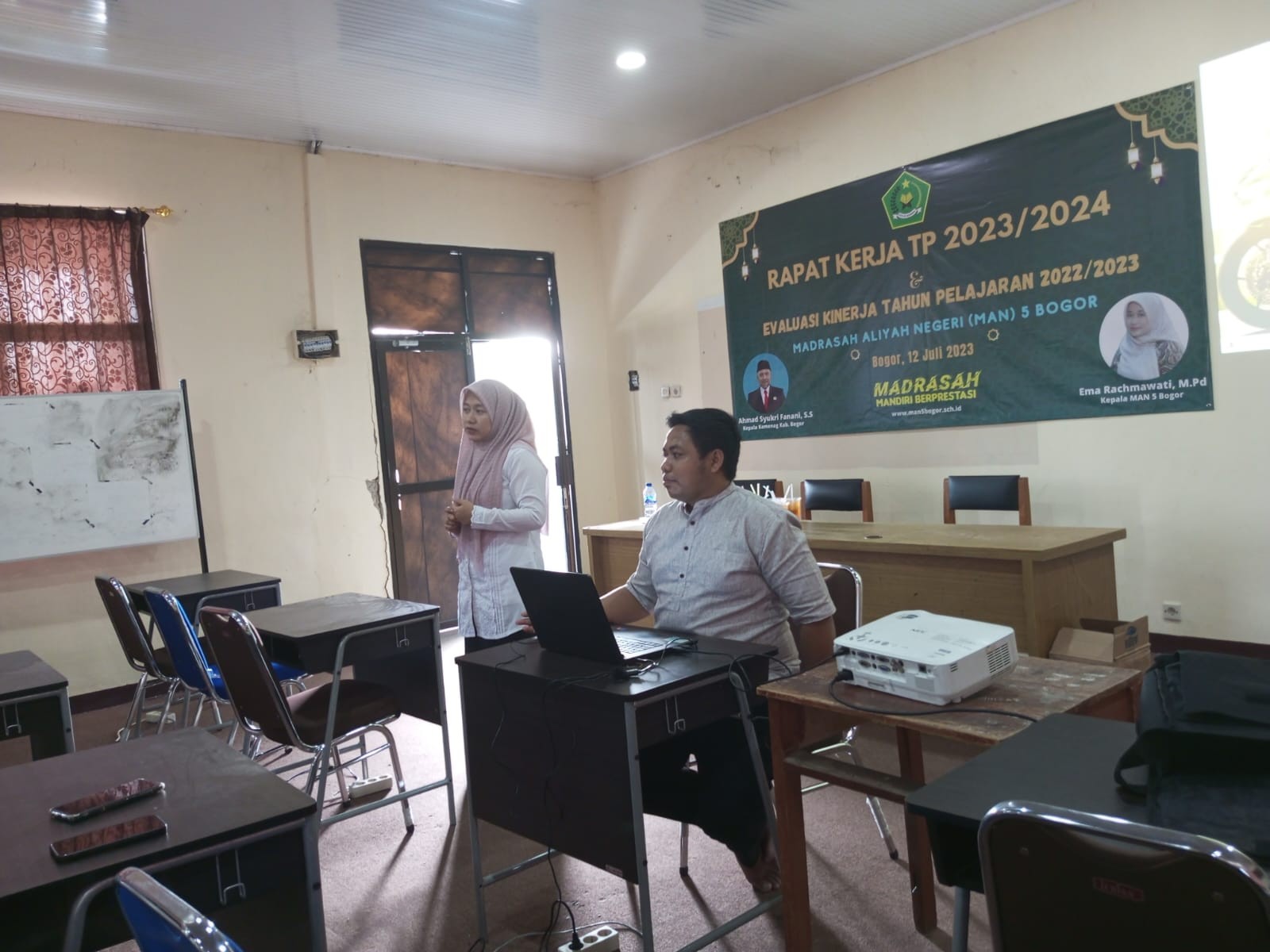 DIGITALISASI PRESENSI BAGI PESERTA DIDIK DEBUTAN TIM IT MAN 5 BOGOR