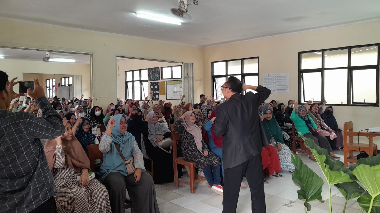 SEMINAR PARENTING di MAN 5 BOGOR MEMBANTU ORANG TUA MENJADI PENDIDIK YANG LEBIH EFEKTIF